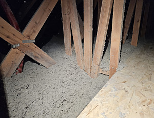 Zateplení stropu rodinného domu pomocí foukané izolace